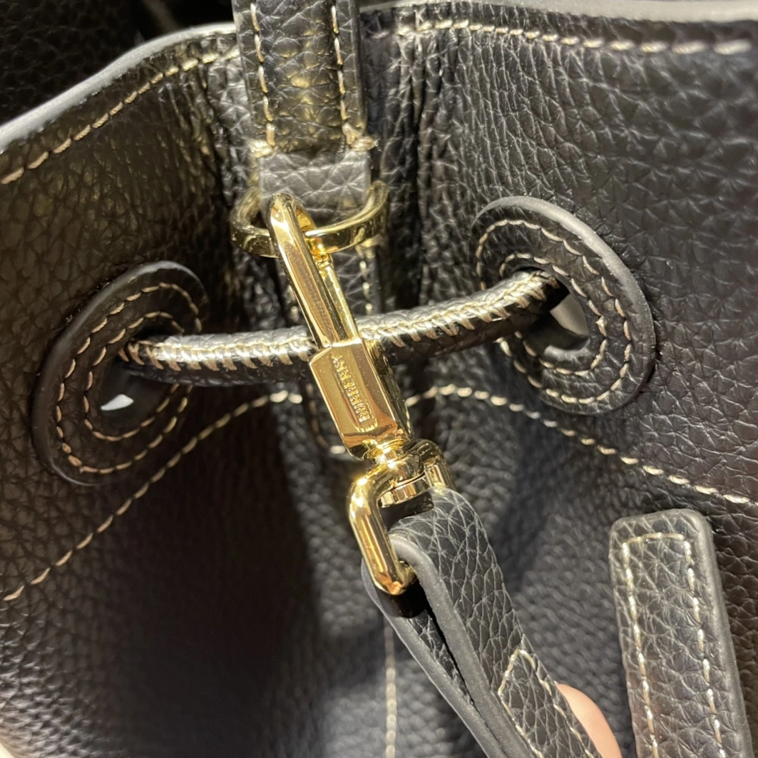 Burberry AAA Quality Handbags For Women Elegant 8447