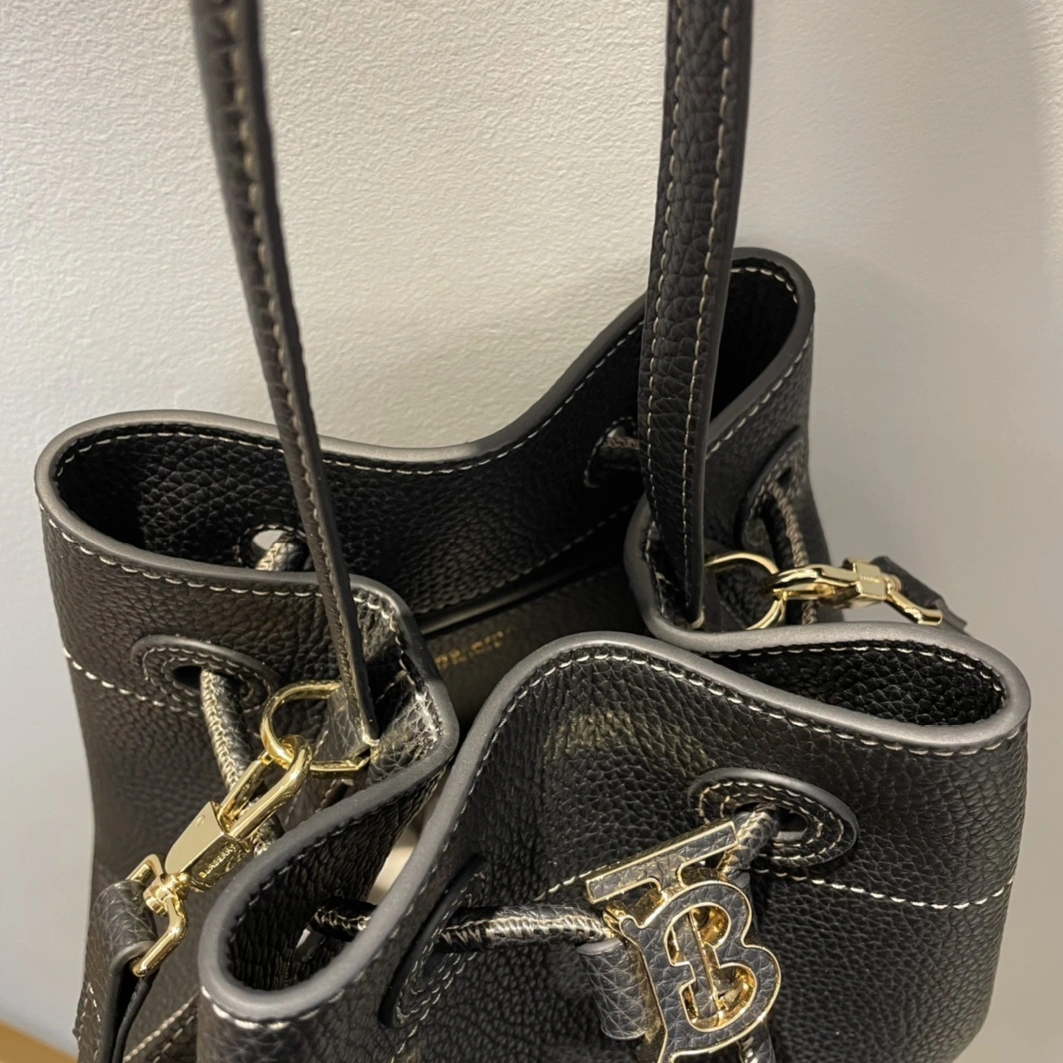 Burberry AAA Quality Handbags For Women Elegant 8447