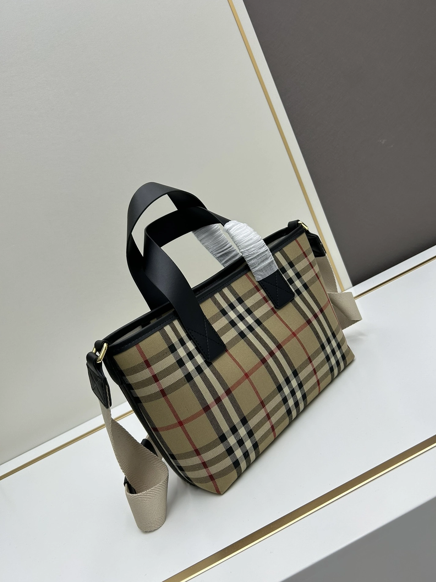 Burberry AAA Quality Handbags For Women Minimalist 3002