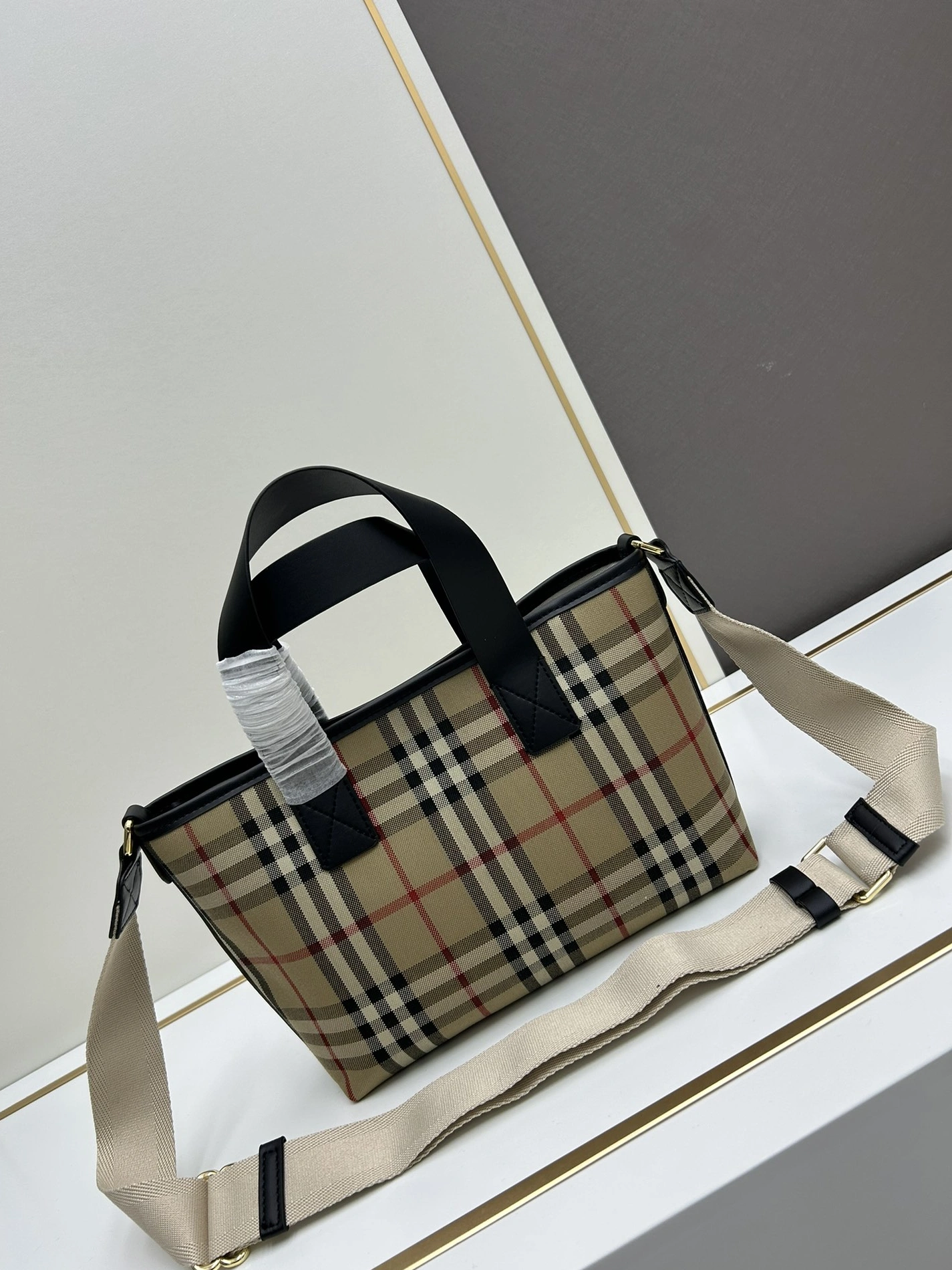 Burberry AAA Quality Handbags For Women Minimalist 3002
