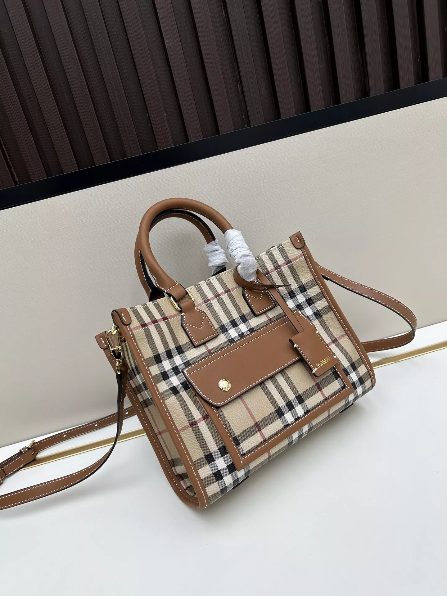 Burberry AAA Quality Handbags For Women Timeless 9564