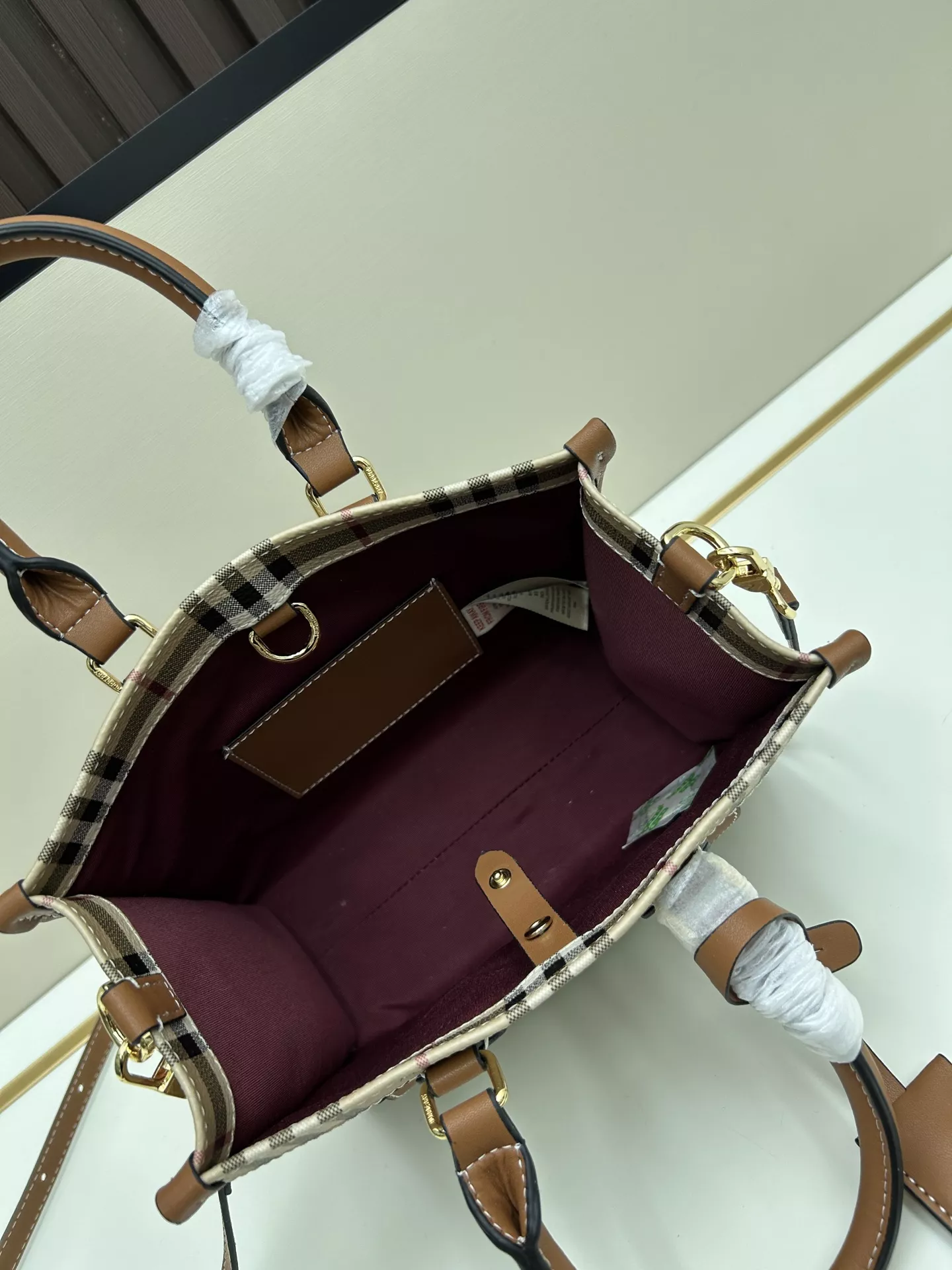Burberry AAA Quality Handbags For Women Timeless 9564
