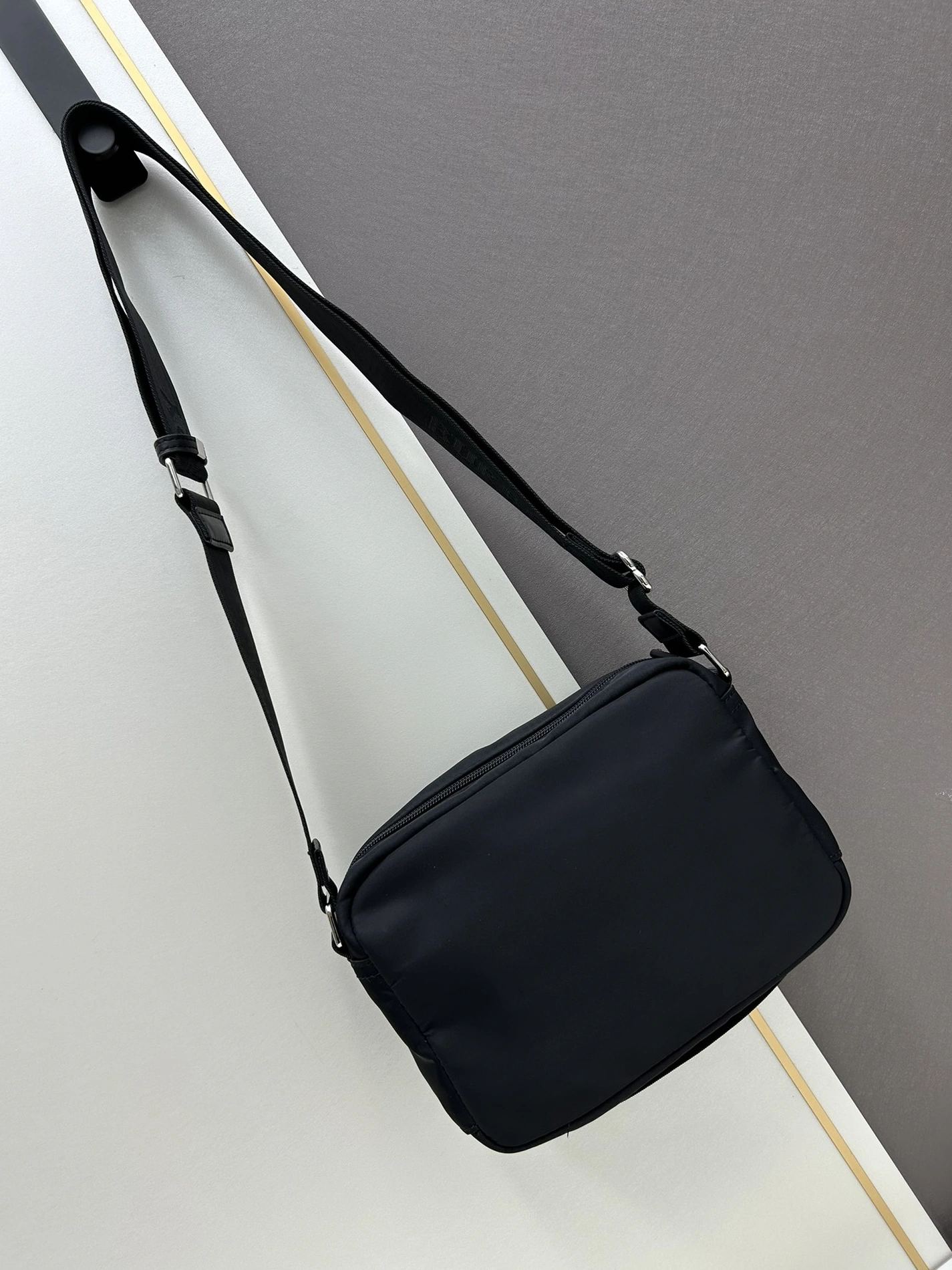 Burberry AAA Quality Messenger Bags For Unisex Fashionable 9629