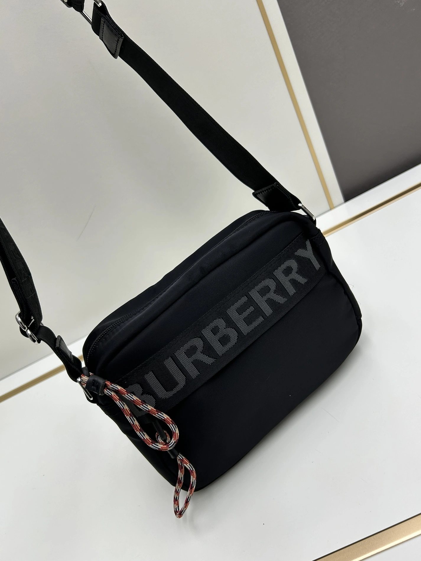 Burberry AAA Quality Messenger Bags For Unisex Fashionable 9629
