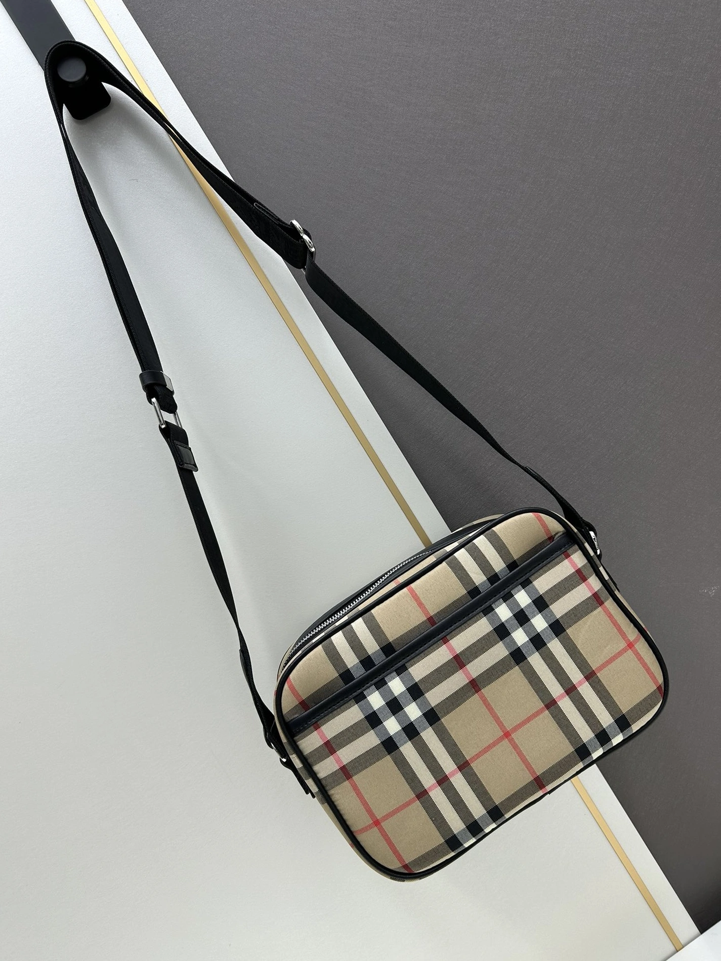 Burberry AAA Quality Messenger Bags For Unisex GoAnywhere 5006