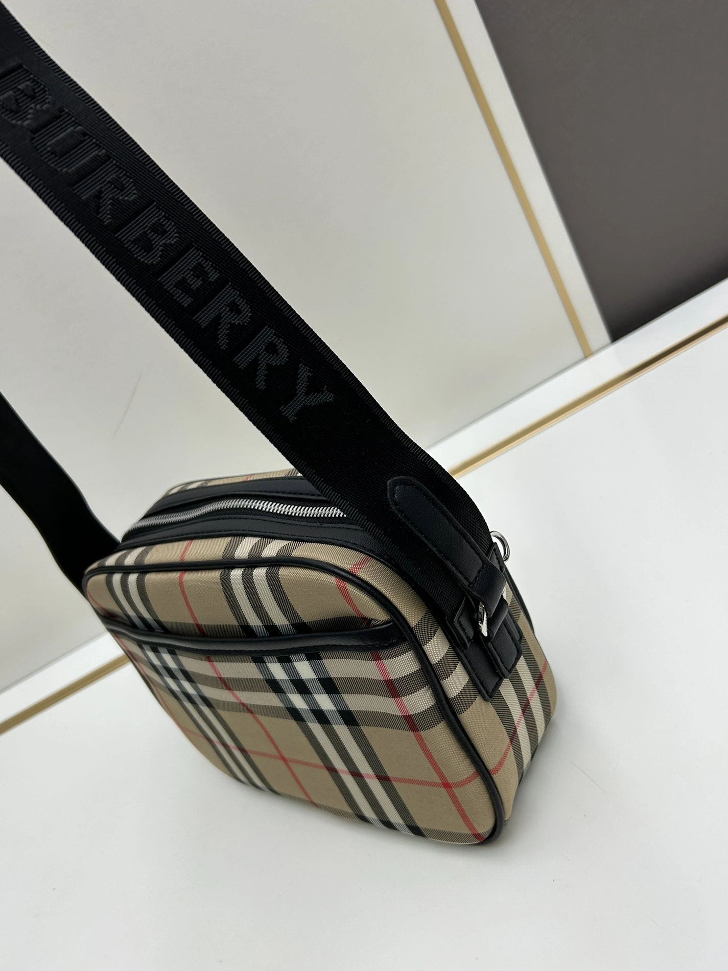 Burberry AAA Quality Messenger Bags For Unisex GoAnywhere 5006