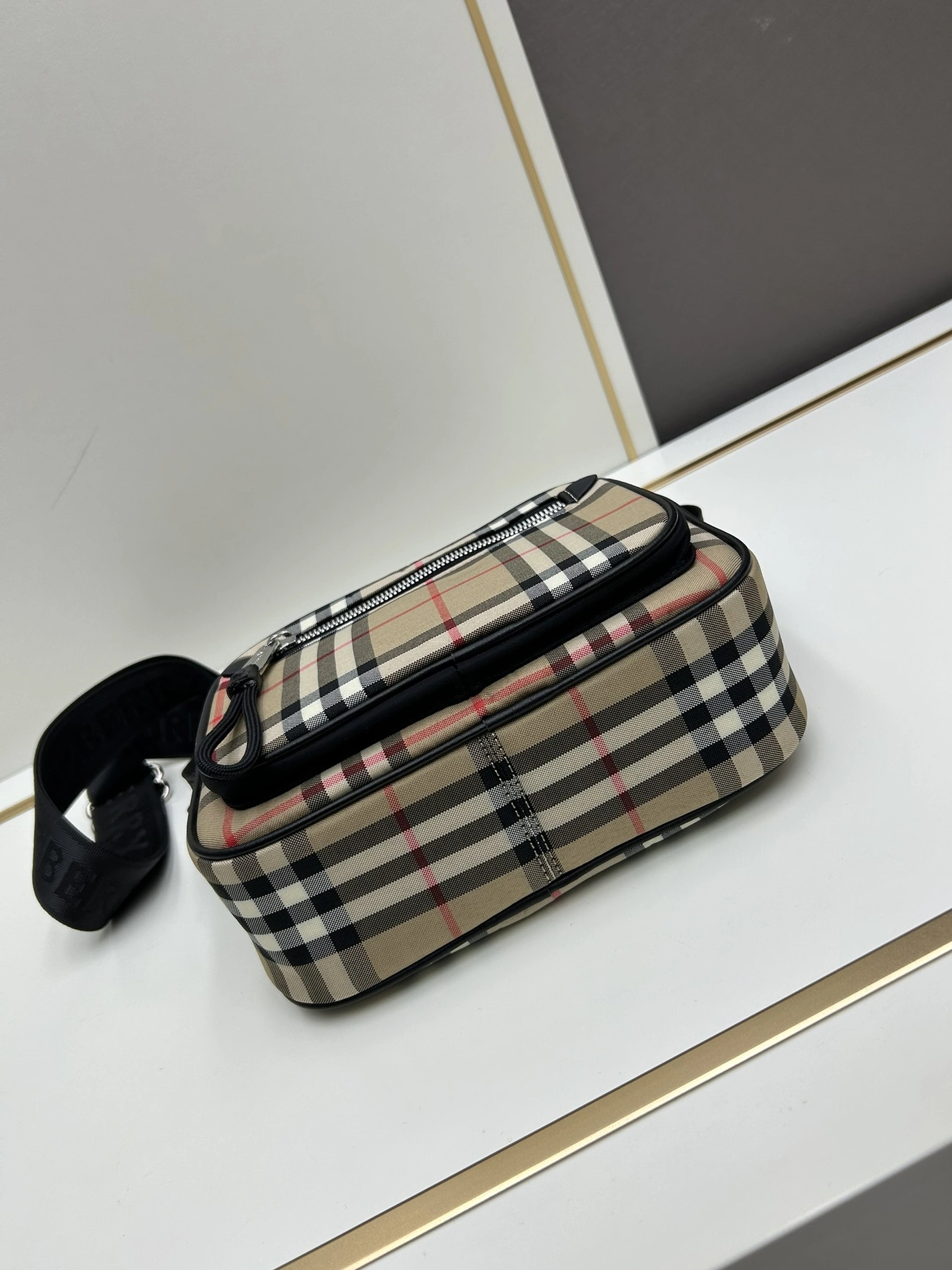 Burberry AAA Quality Messenger Bags For Unisex GoAnywhere 5006