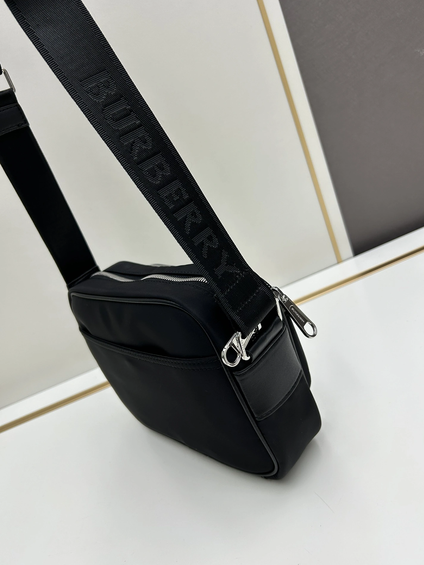 Burberry AAA Quality Messenger Bags For Unisex Resilient 9676