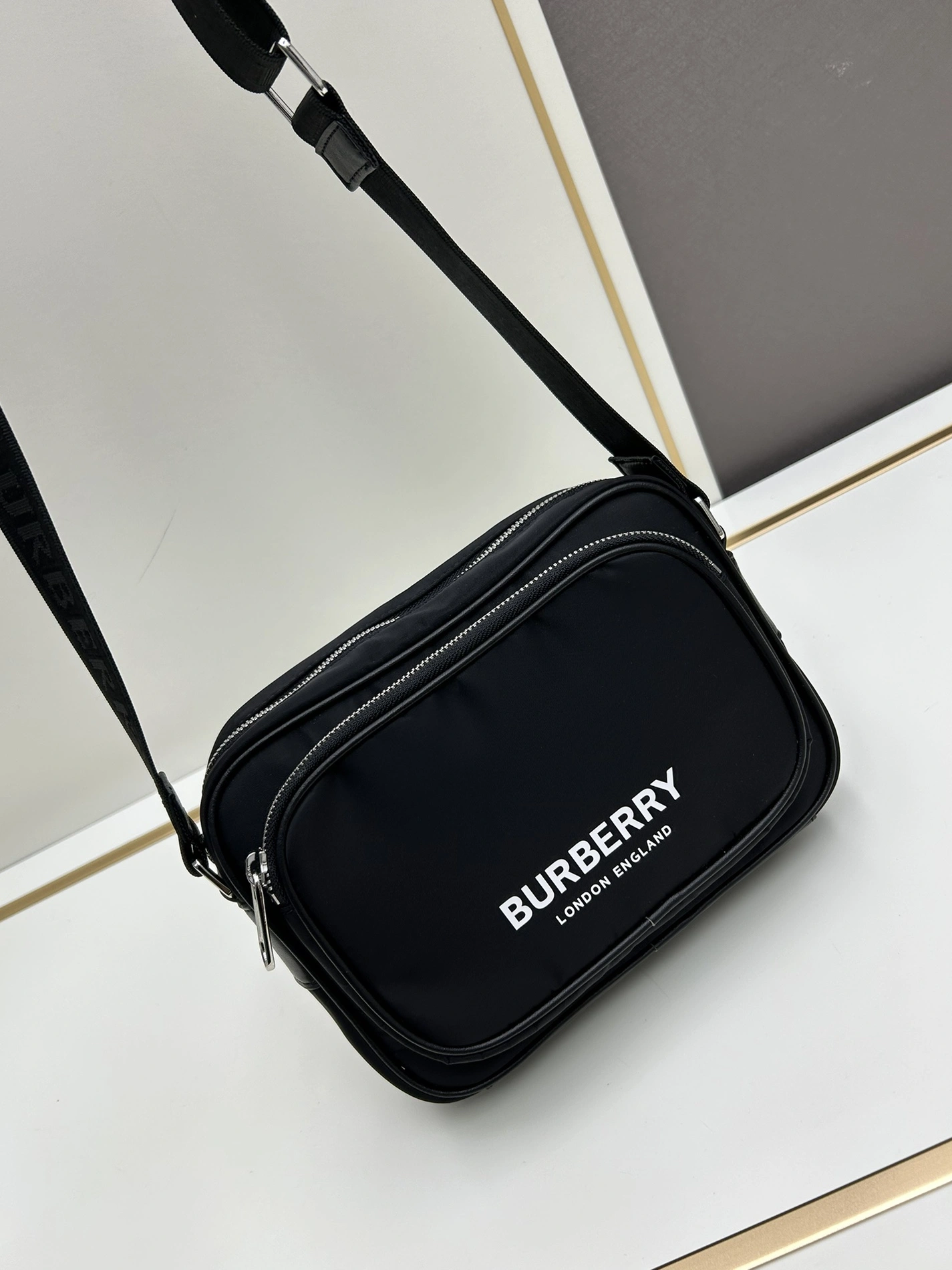 Burberry AAA Quality Messenger Bags For Unisex Resilient 9676