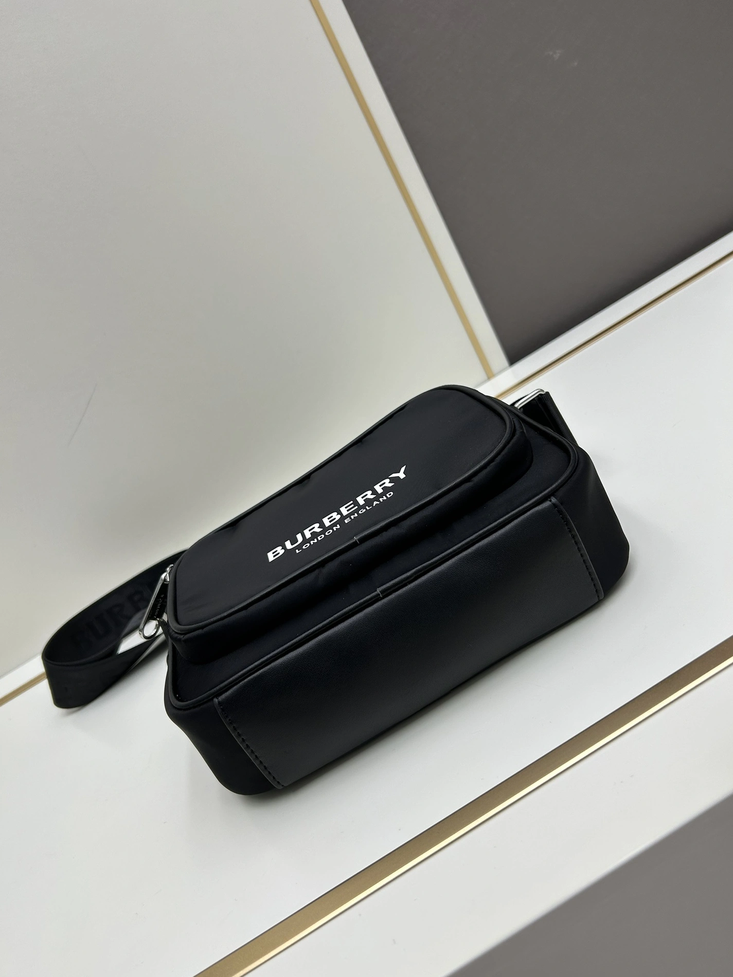 Burberry AAA Quality Messenger Bags For Unisex Resilient 9676