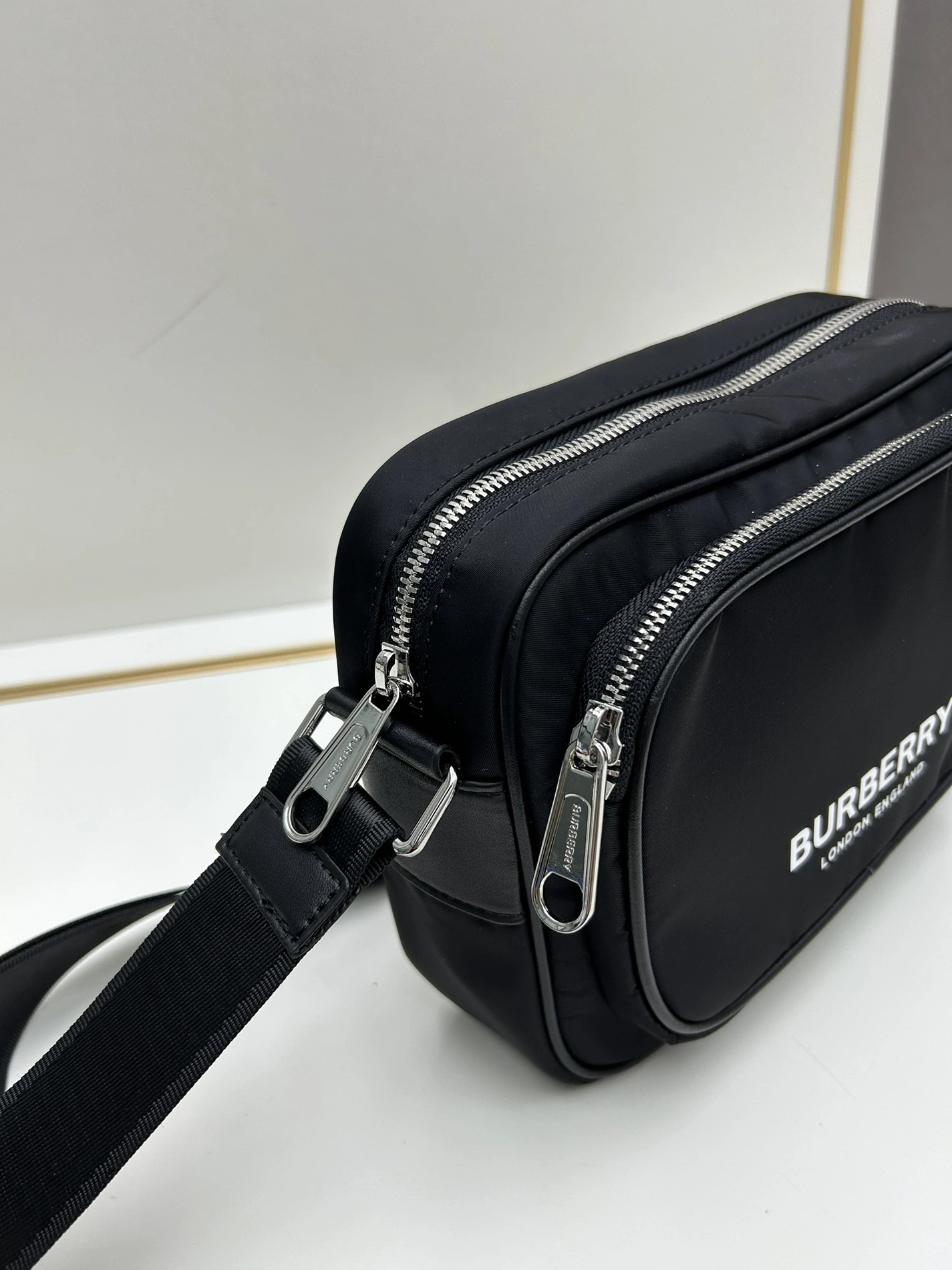Burberry AAA Quality Messenger Bags For Unisex Resilient 9676
