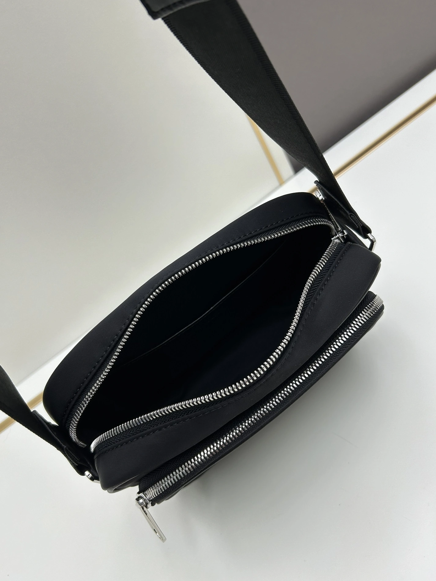Burberry AAA Quality Messenger Bags For Unisex Resilient 9676