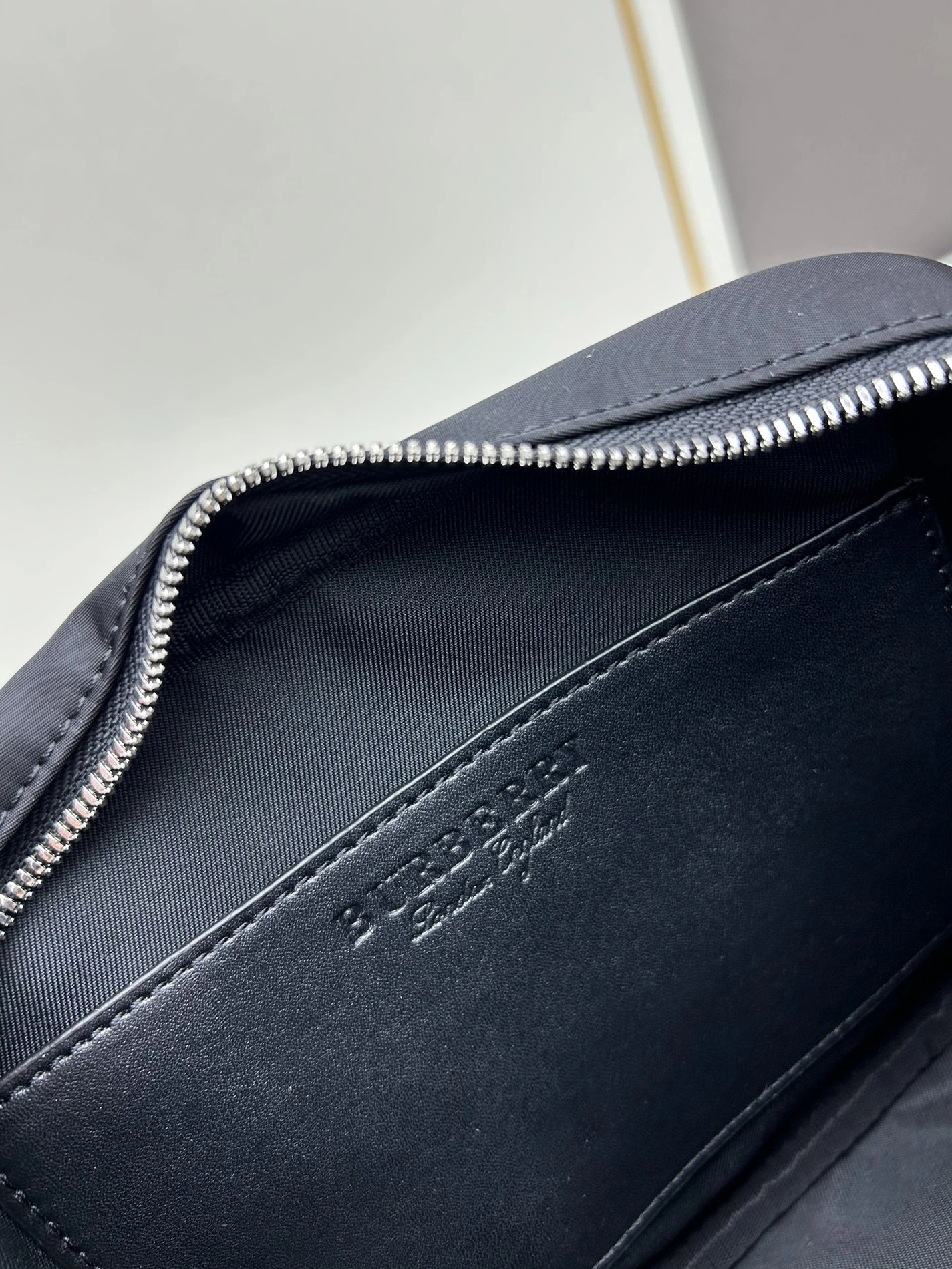 Burberry AAA Quality Messenger Bags For Unisex Resilient 9676