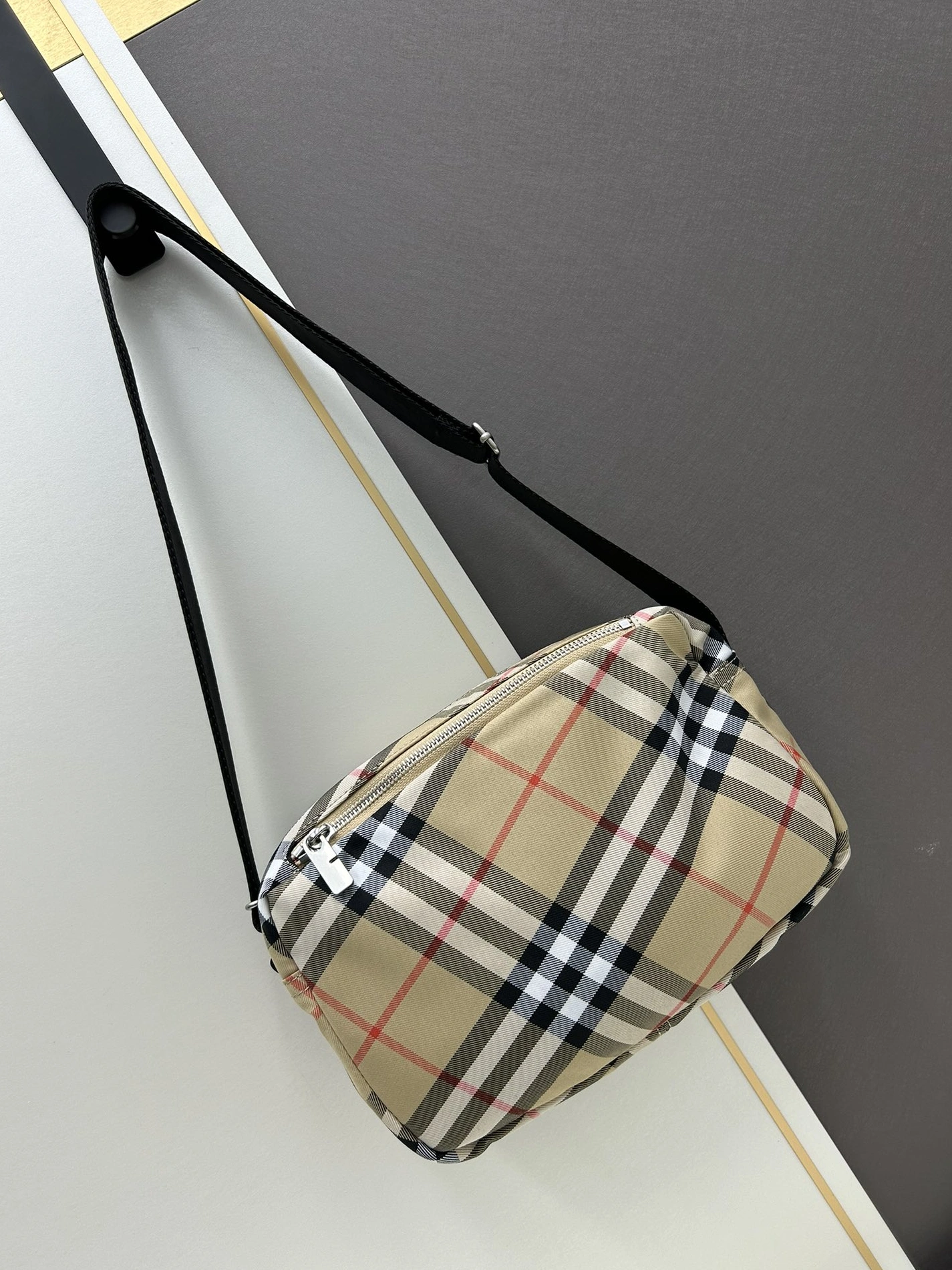 Burberry AAA Quality Messenger Bags For Unisex Vibrant 6017