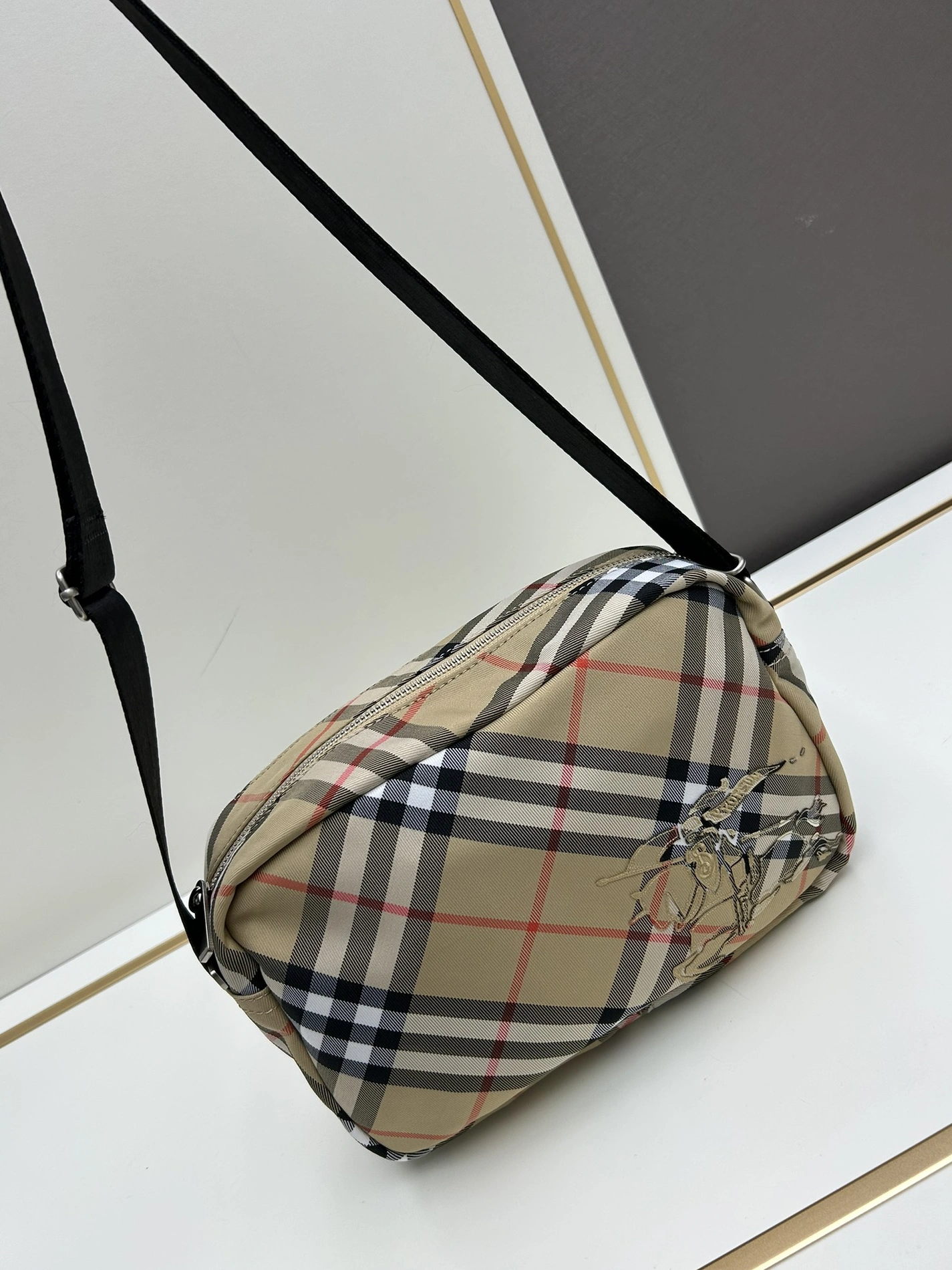 Burberry AAA Quality Messenger Bags For Unisex Vibrant 6017