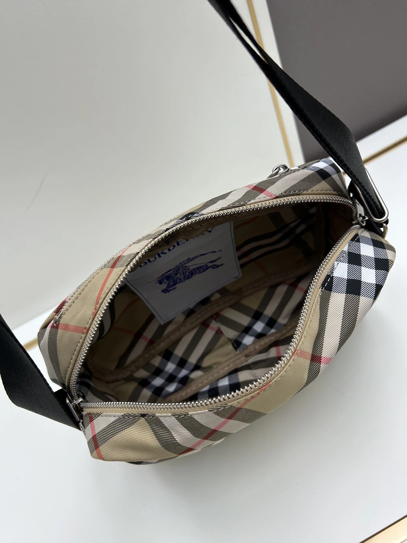 Burberry AAA Quality Messenger Bags For Unisex Vibrant 6017