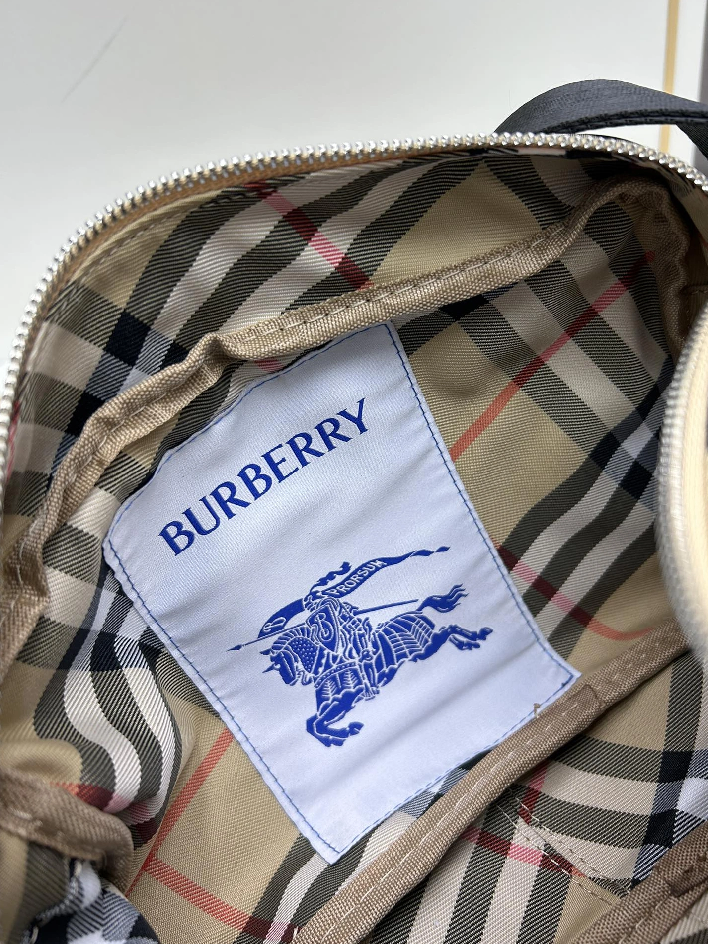 Burberry AAA Quality Messenger Bags For Unisex Vibrant 6017