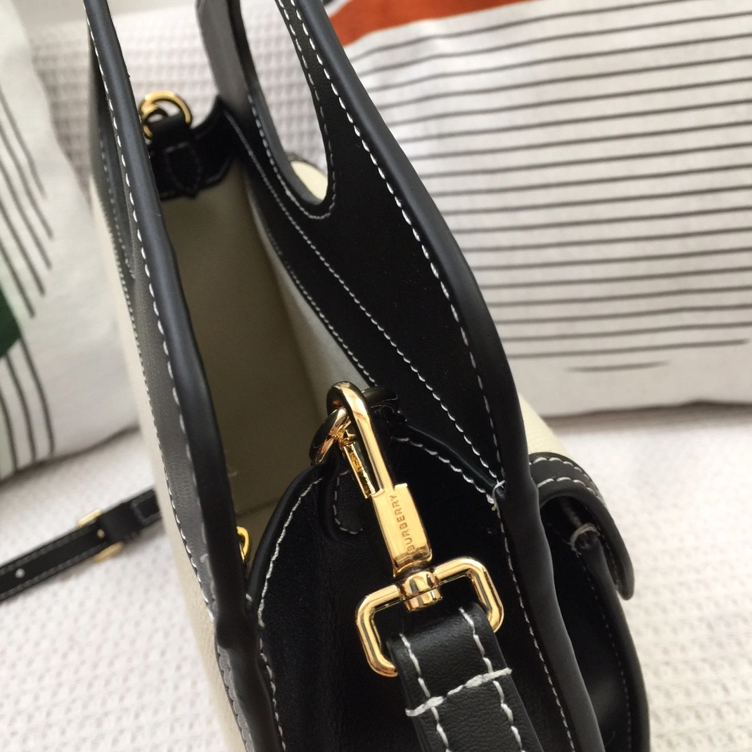 Burberry AAA Quality Messenger Bags For Women AllSeason 7116