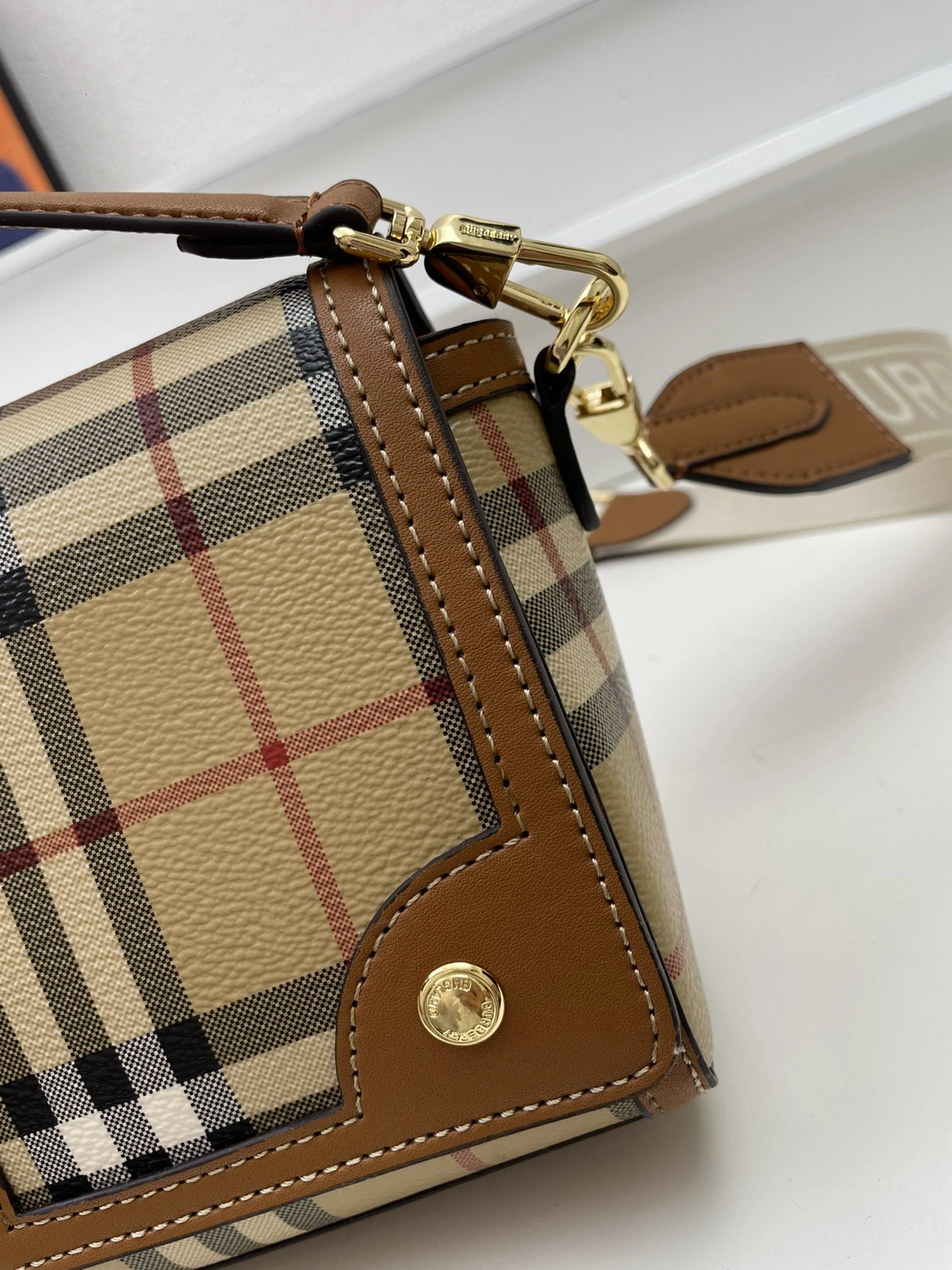 Burberry AAA Quality Messenger Bags For Women AllSeason 7640