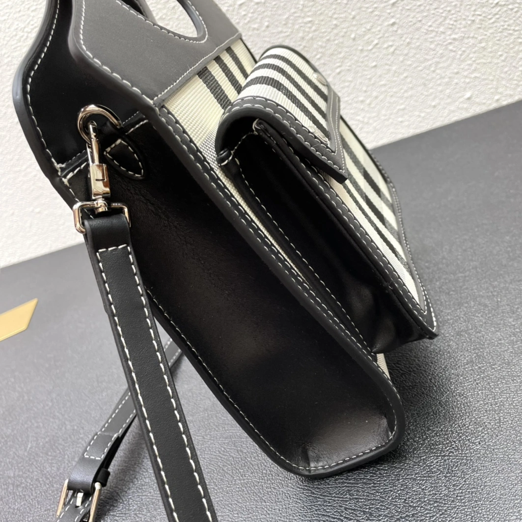 Burberry AAA Quality Messenger Bags For Women BestValue 1457