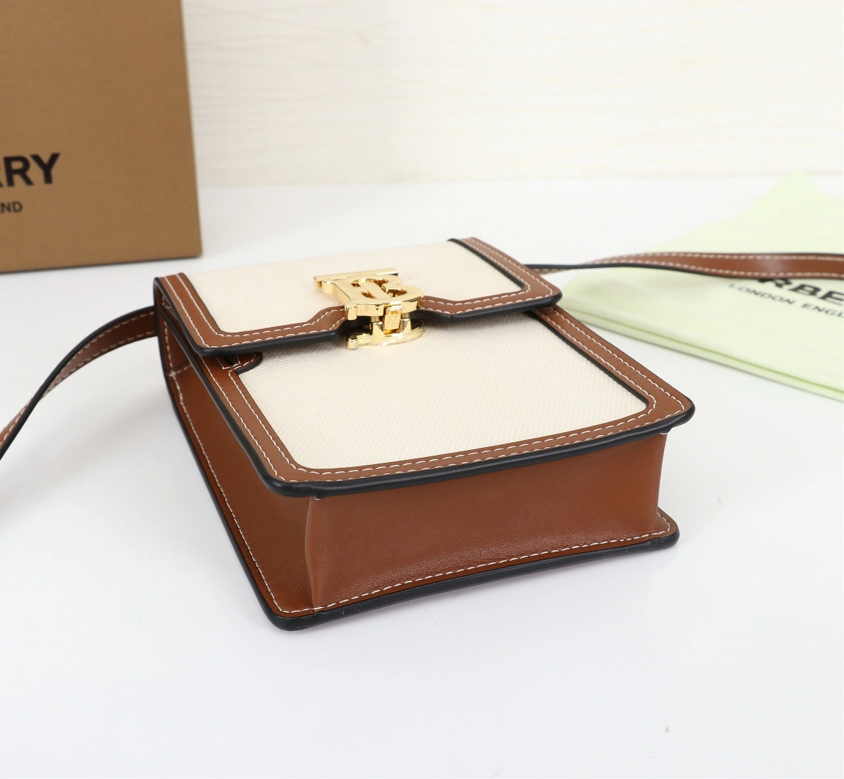 Burberry AAA Quality Messenger Bags For Women BestValue 2028