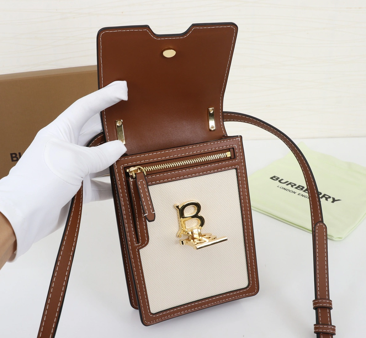Burberry AAA Quality Messenger Bags For Women BestValue 2028