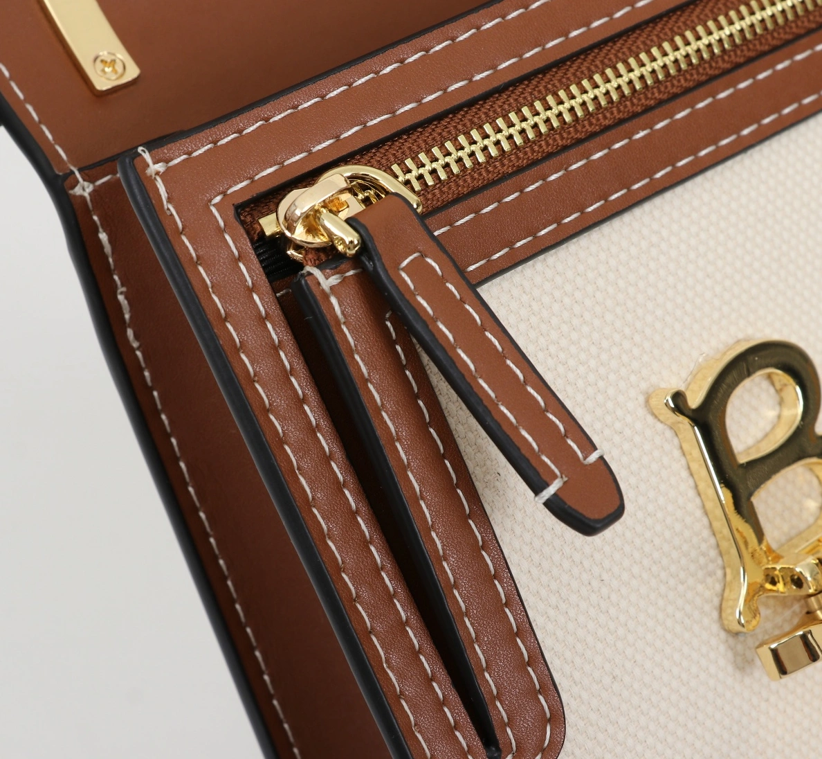 Burberry AAA Quality Messenger Bags For Women BestValue 2028