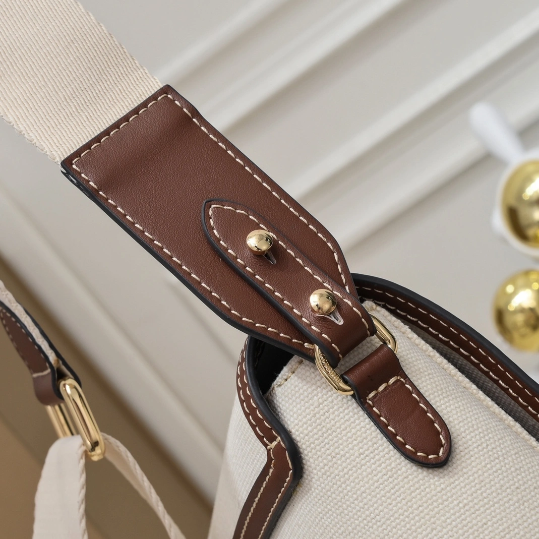 Burberry AAA Quality Messenger Bags For Women Bright 7717