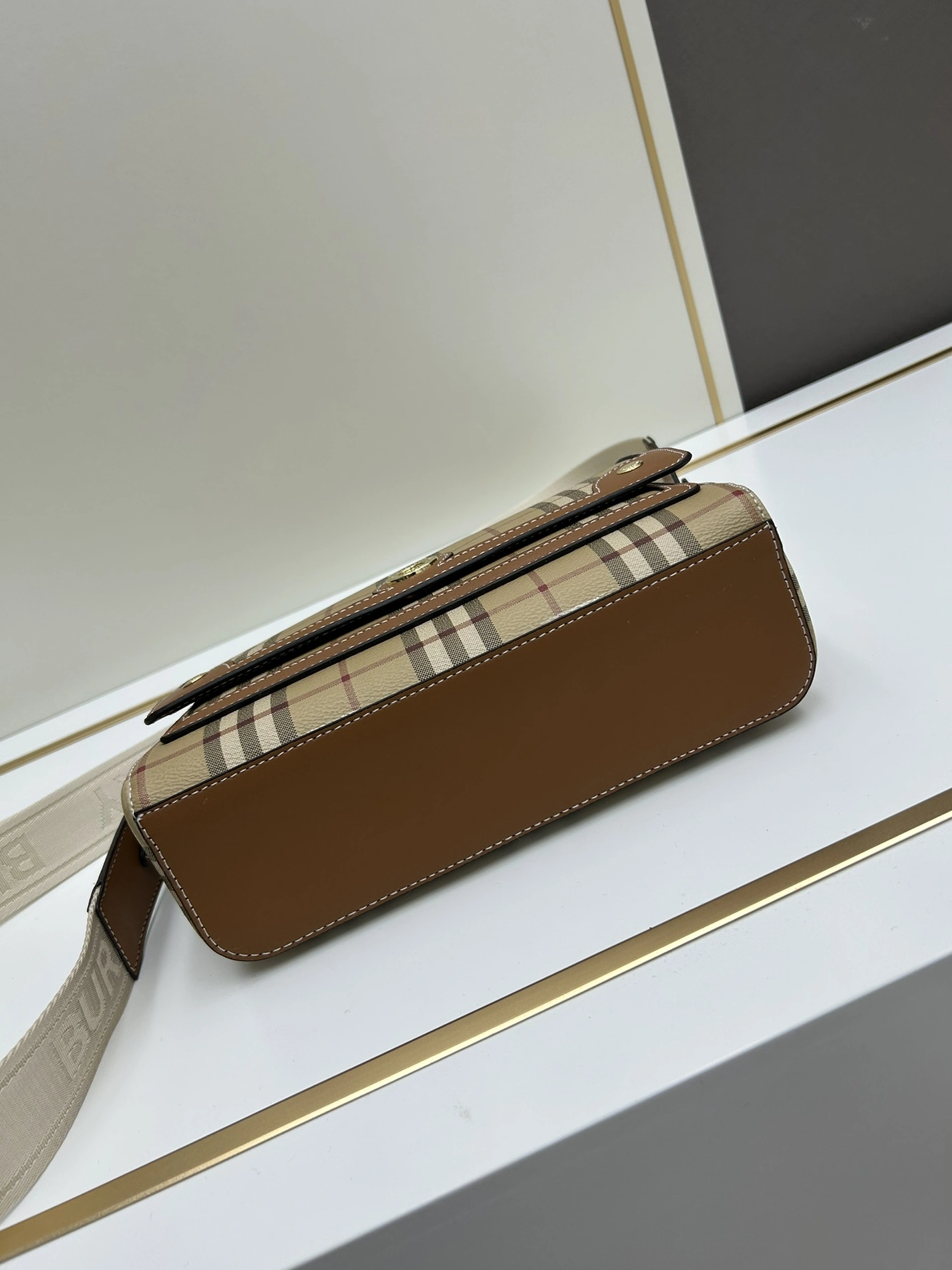 Burberry AAA Quality Messenger Bags For Women Bright 9919