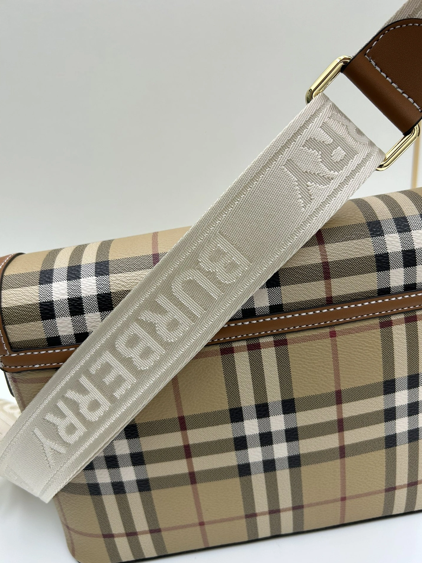 Burberry AAA Quality Messenger Bags For Women Bright 9919