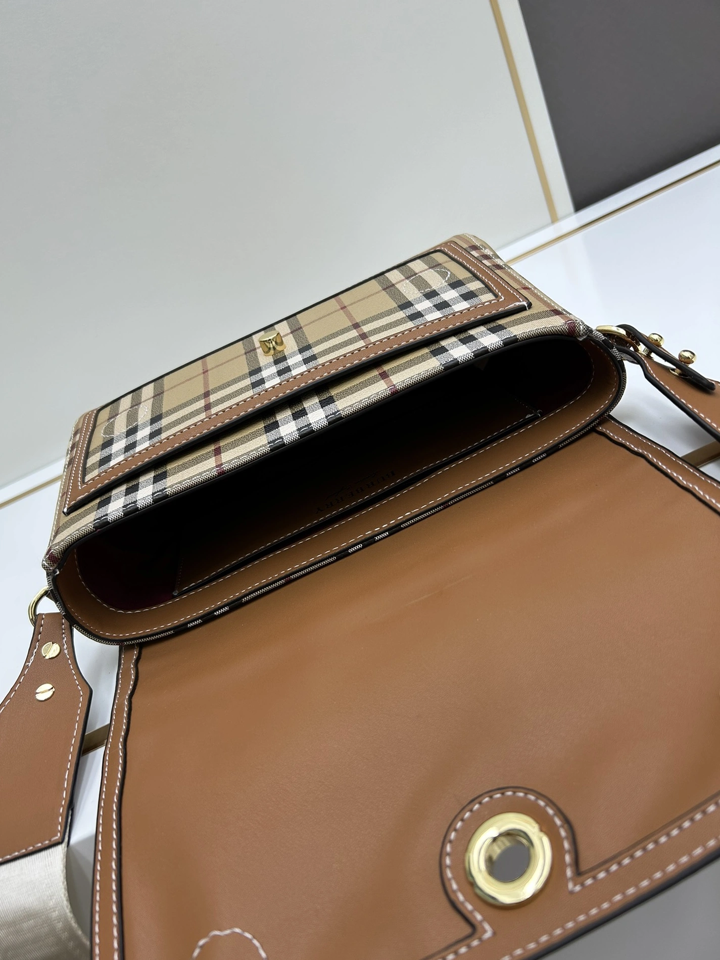Burberry AAA Quality Messenger Bags For Women Bright 9919