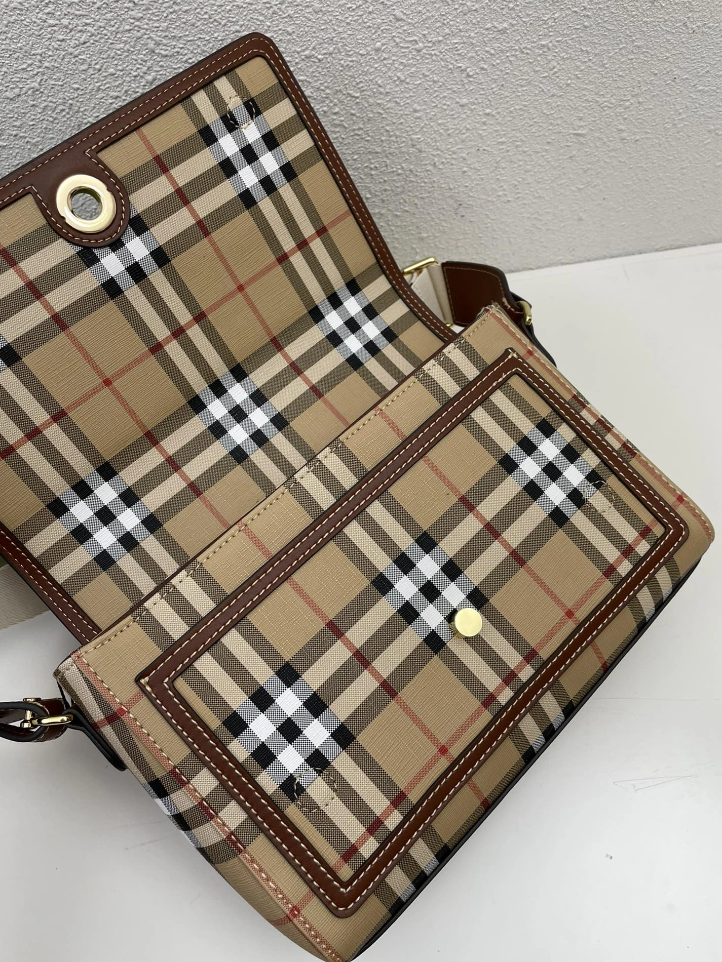 Burberry AAA Quality Messenger Bags For Women Comfortable 9452