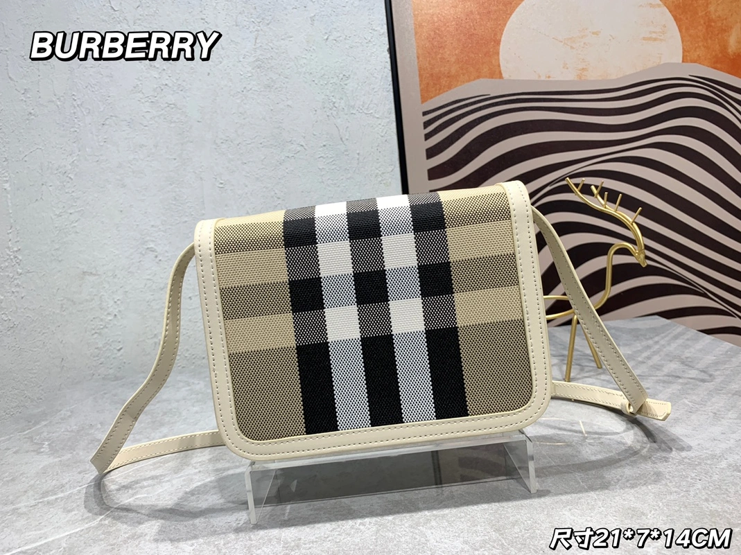 Burberry AAA Quality Messenger Bags For Women EasyMatch 3750