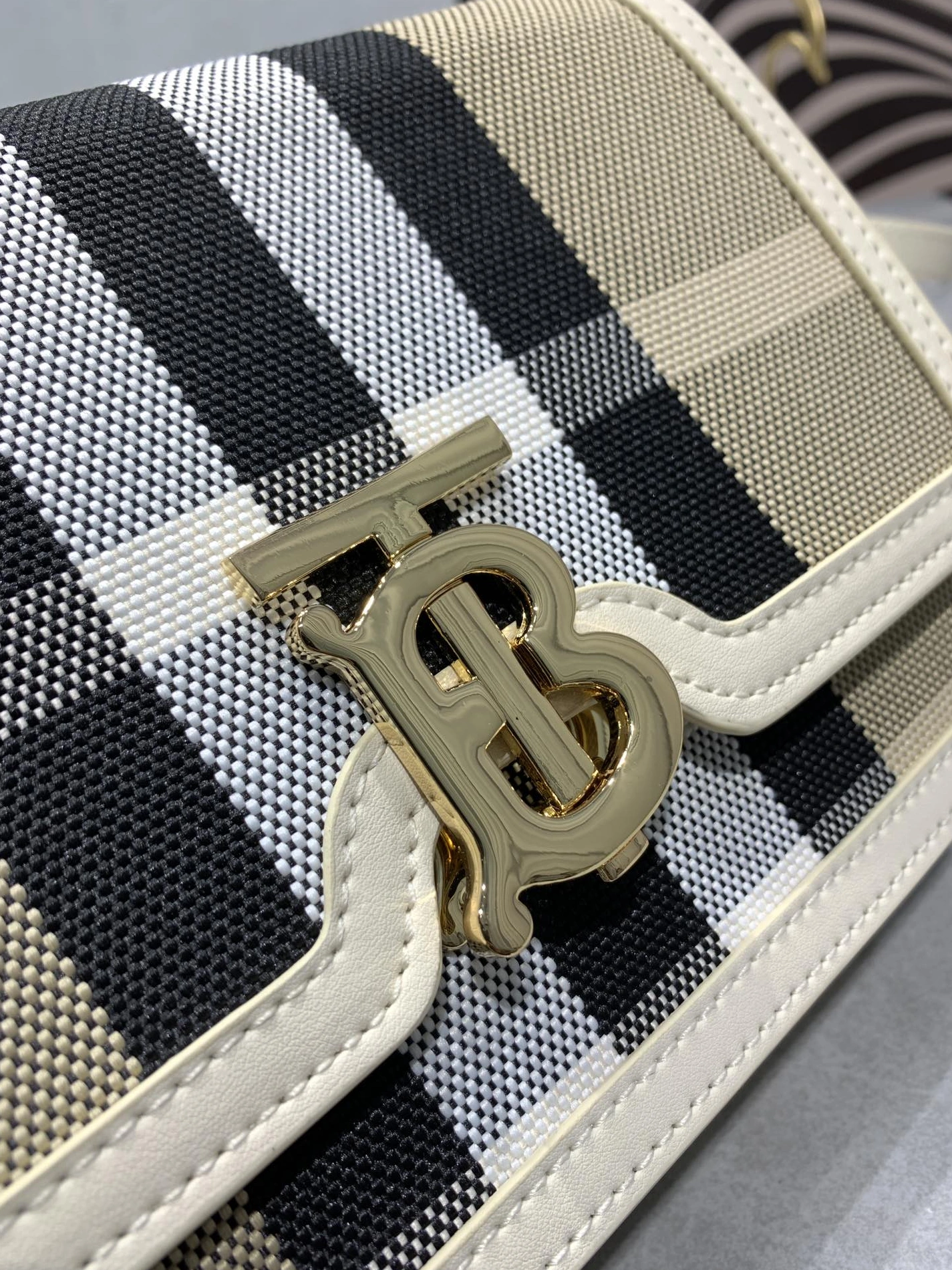 Burberry AAA Quality Messenger Bags For Women EasyMatch 3750