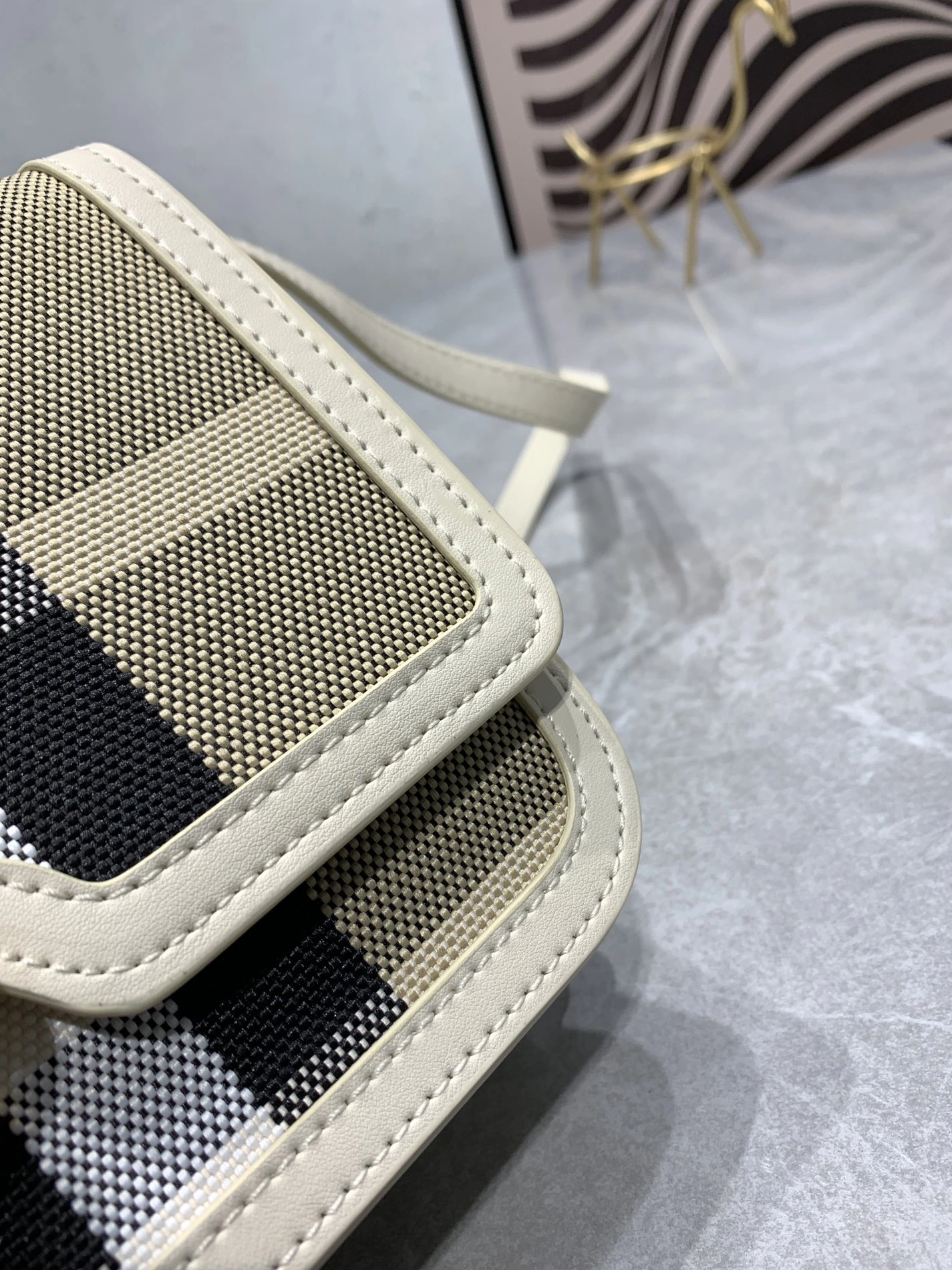Burberry AAA Quality Messenger Bags For Women EasyMatch 3750