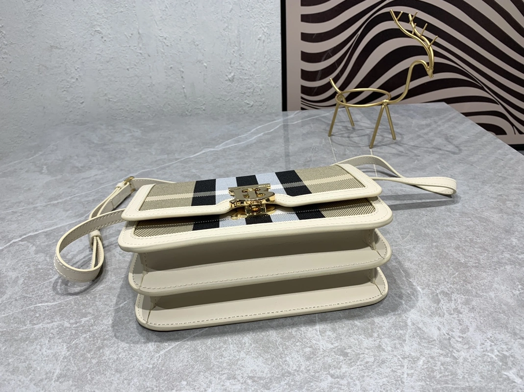 Burberry AAA Quality Messenger Bags For Women EasyMatch 3750