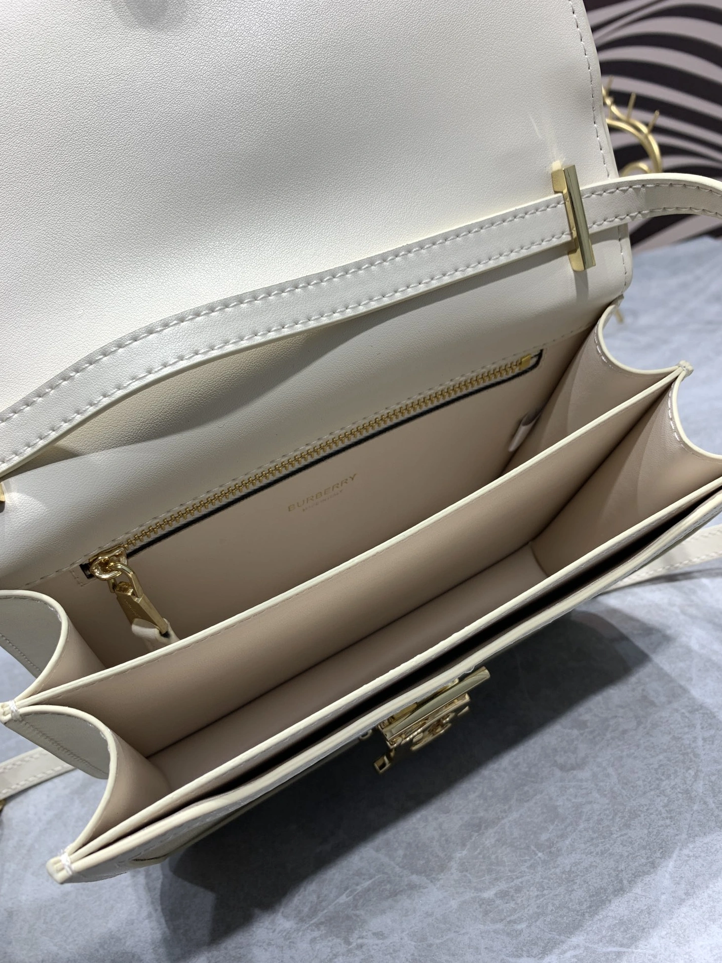 Burberry AAA Quality Messenger Bags For Women EasyMatch 3750
