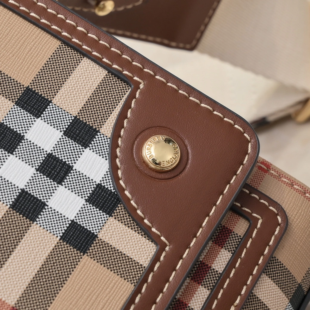 Burberry AAA Quality Messenger Bags For Women Efficient 3852