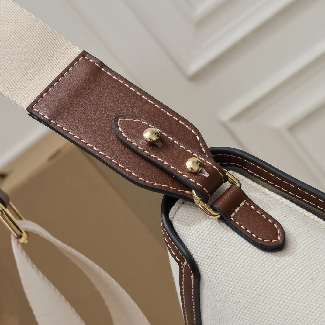 Burberry AAA Quality Messenger Bags For Women Efficient 4812