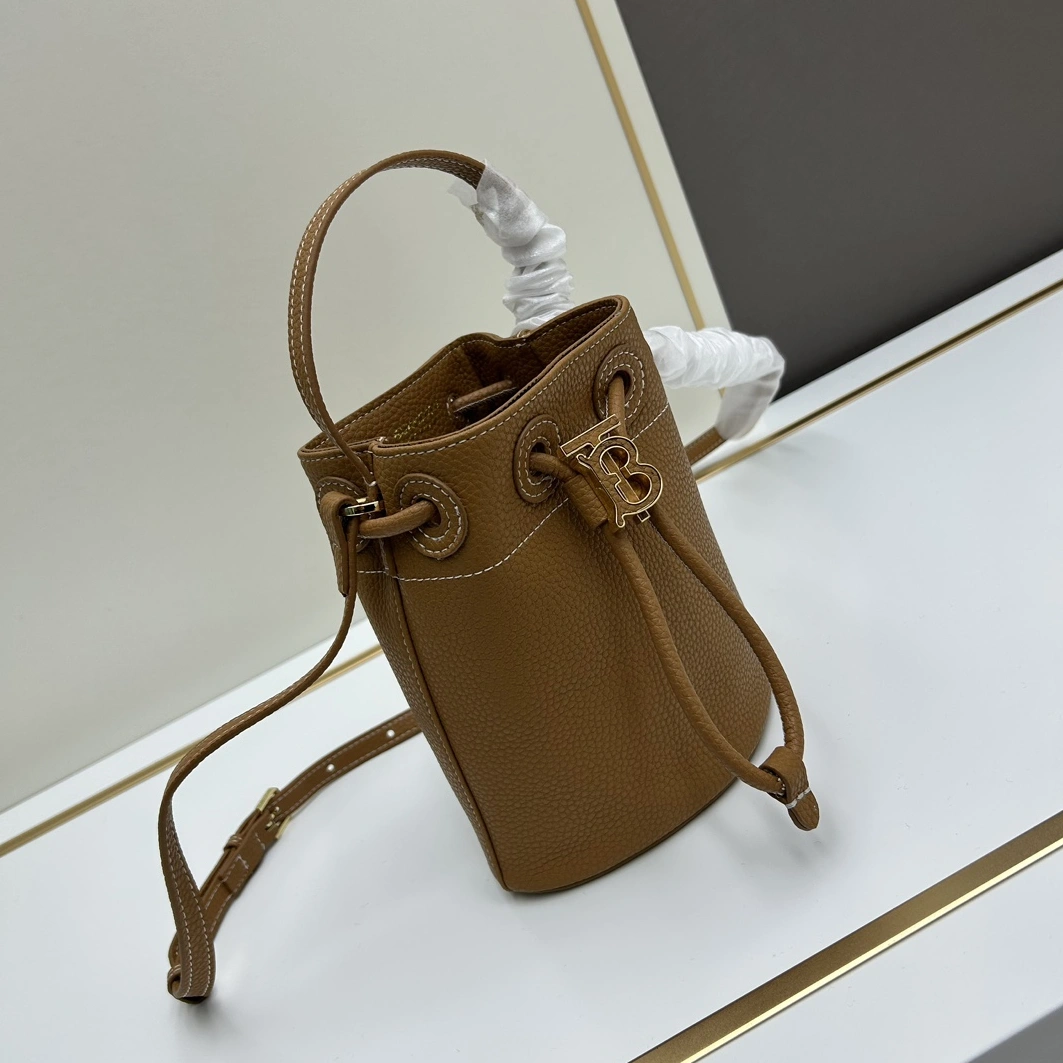Burberry AAA Quality Messenger Bags For Women EyeCatching 1086