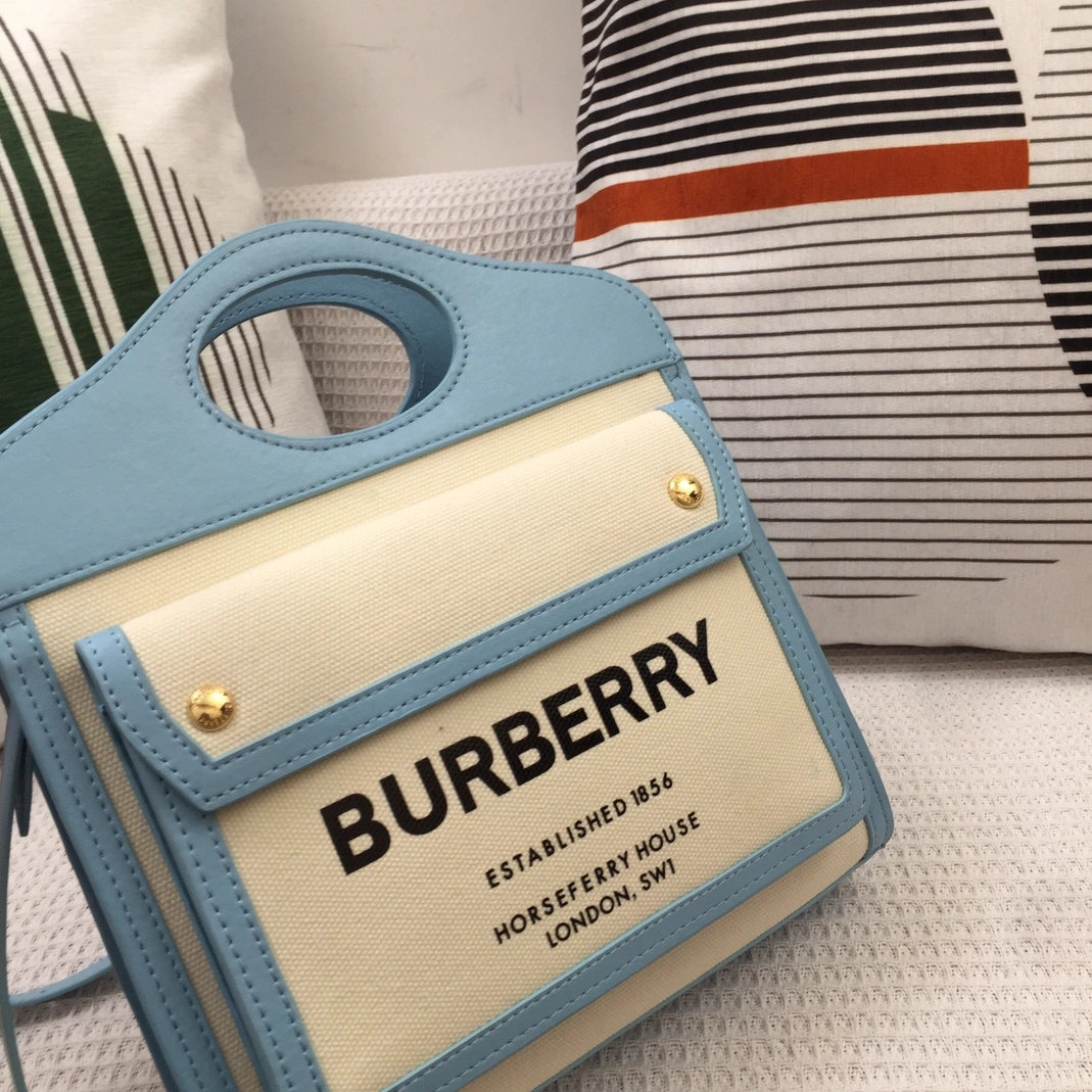 Burberry AAA Quality Messenger Bags For Women Fashionable 9784