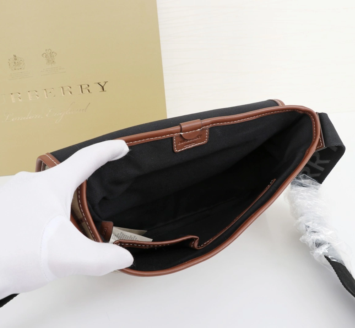 Burberry AAA Quality Messenger Bags For Women Flexible 5687