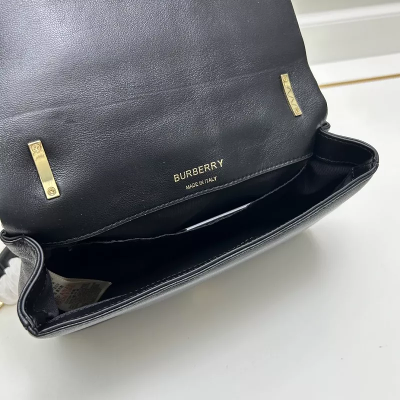 Burberry AAA Quality Messenger Bags For Women GoAnywhere 7536