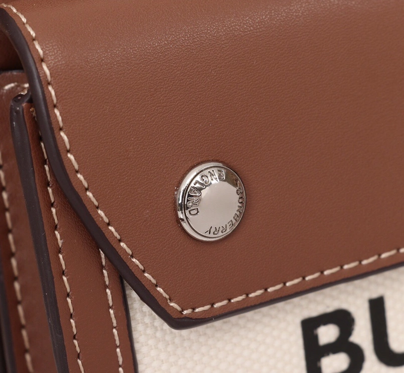Burberry AAA Quality Messenger Bags For Women GoAnywhere 8331