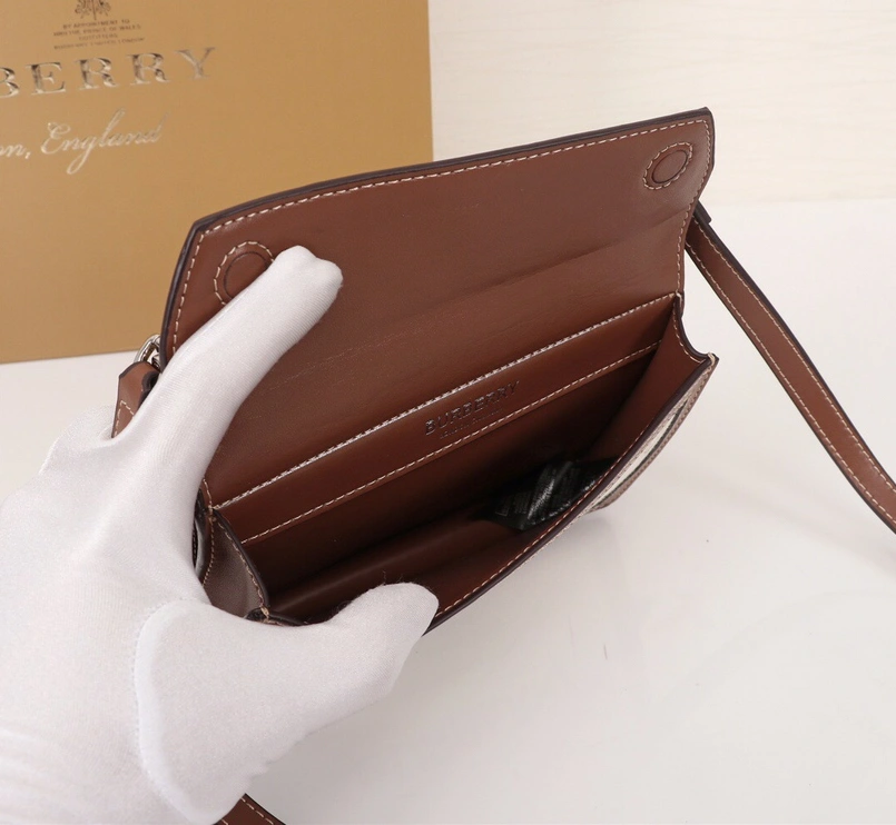 Burberry AAA Quality Messenger Bags For Women GoAnywhere 8331