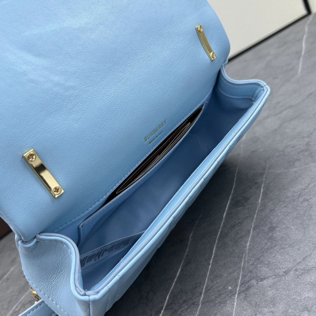 Burberry AAA Quality Messenger Bags For Women GoodFit 659