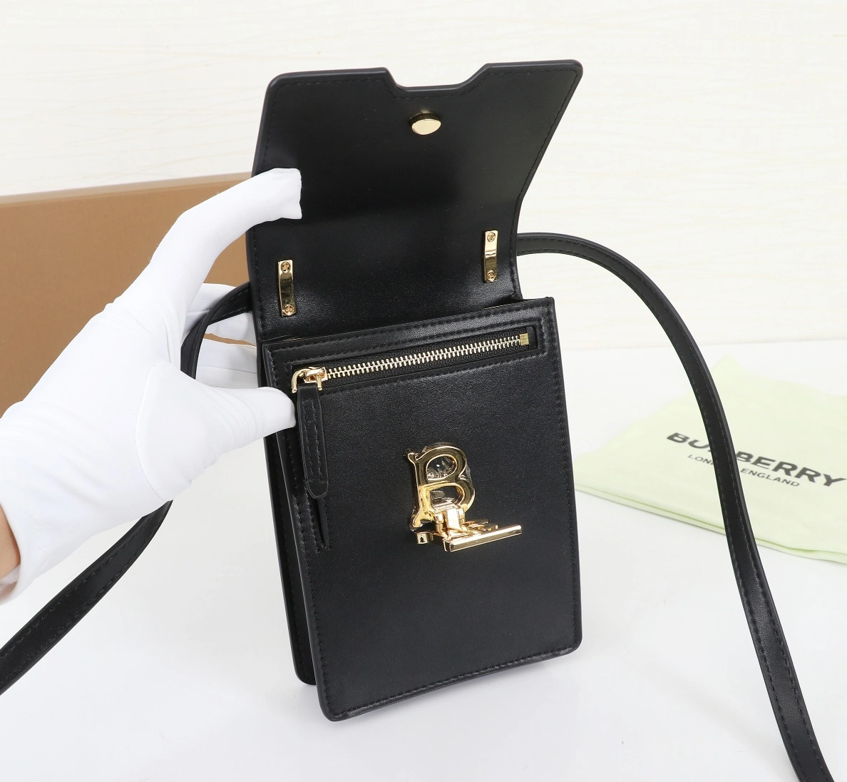 Burberry AAA Quality Messenger Bags For Women HighQuality 2544
