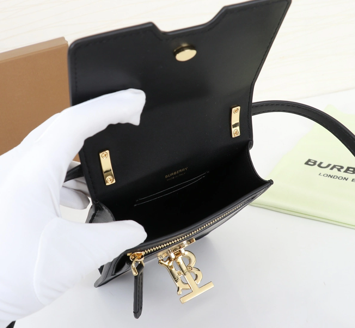 Burberry AAA Quality Messenger Bags For Women HighQuality 2544