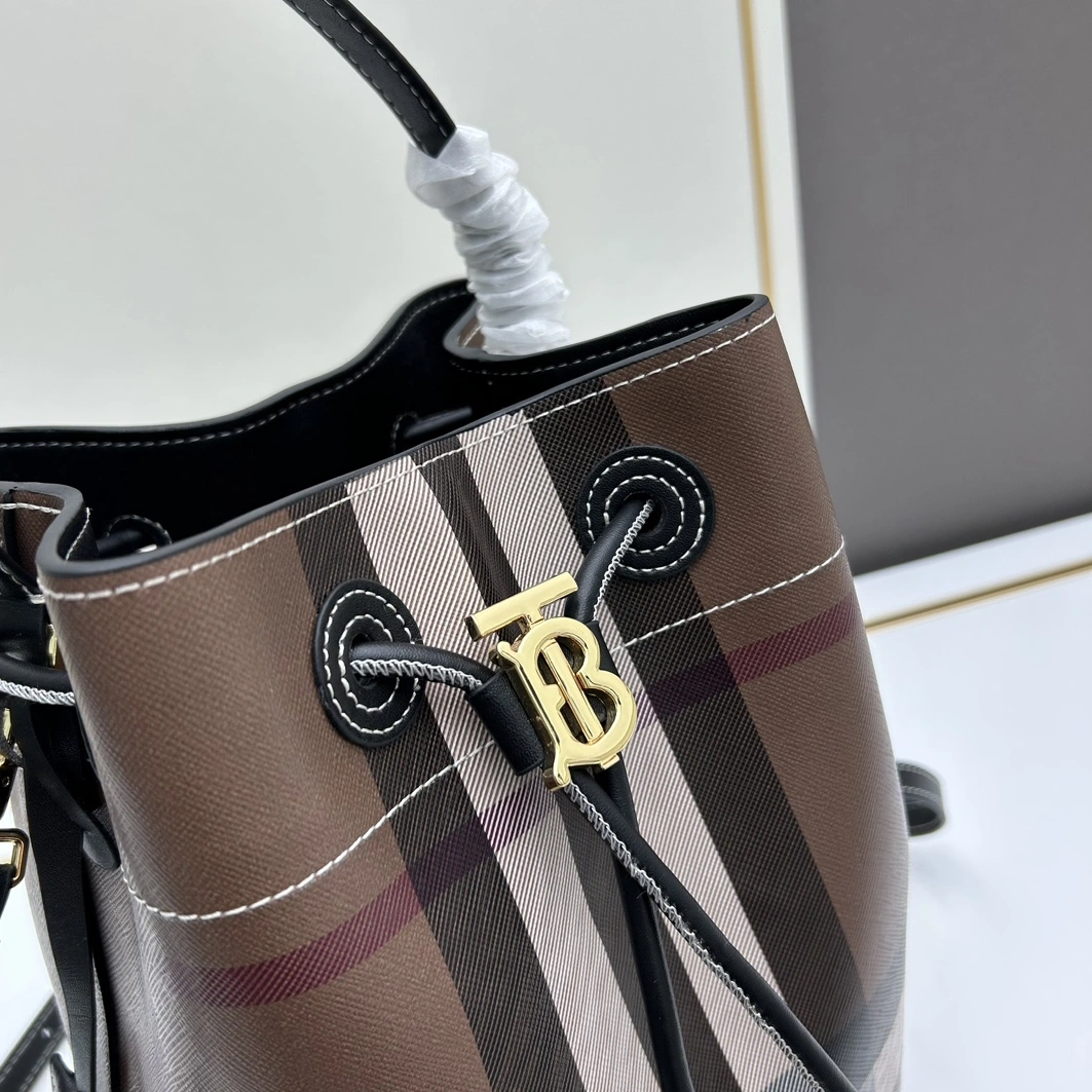 Burberry AAA Quality Messenger Bags For Women Minimalist 4715