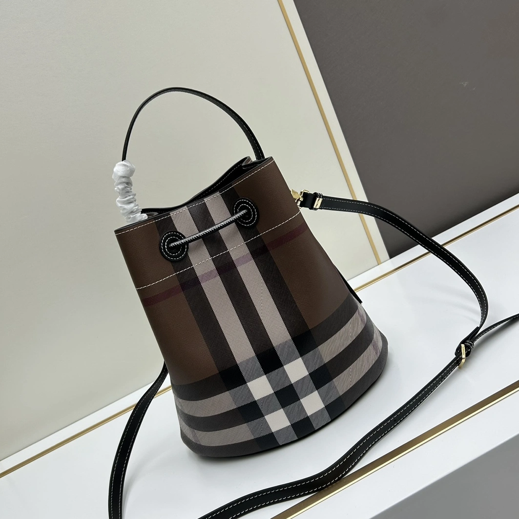 Burberry AAA Quality Messenger Bags For Women Minimalist 4715